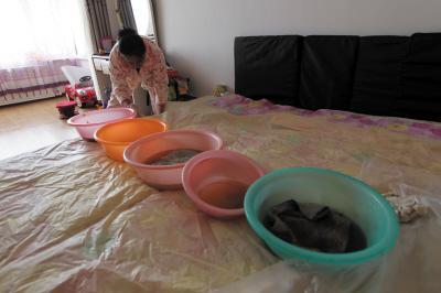 延吉楼上漏水，住户失联，小区没物管，业主维权难！律师来支招……